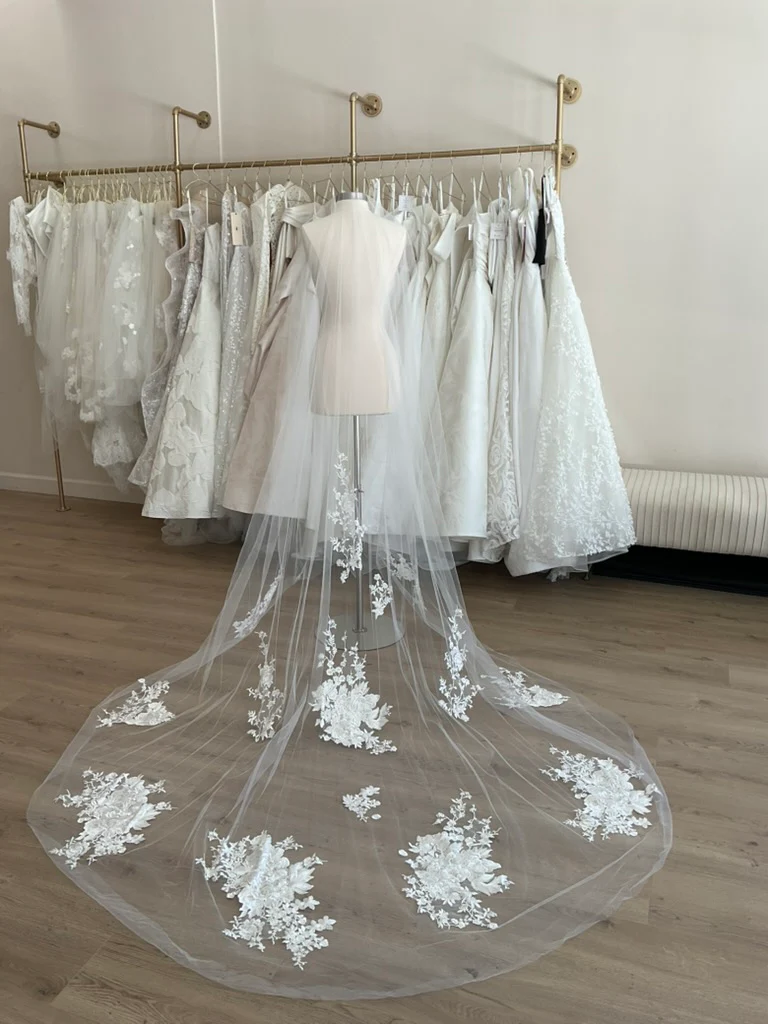 Monique Lhuillier - Carousel Veil (Chapel) - Image 3