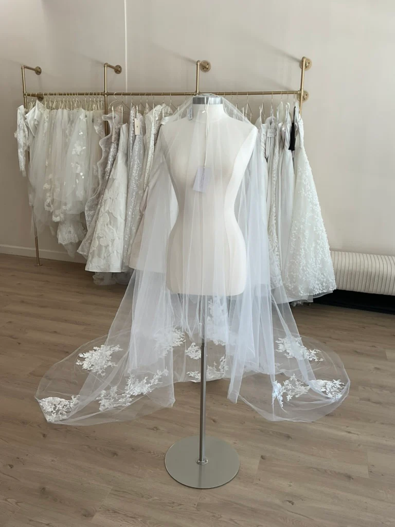 Monique Lhuillier - Carousel Veil (Chapel) - Image 4