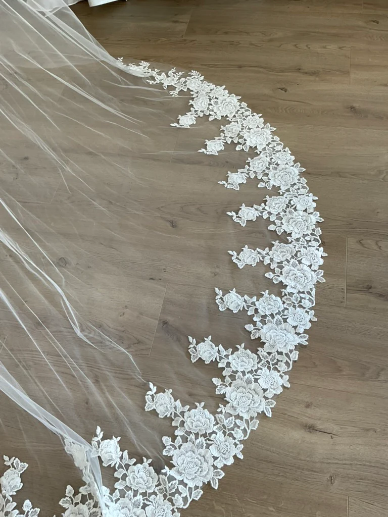 Monique Lhuillier - Cotton Lace Veil (Chapel) - Image 4