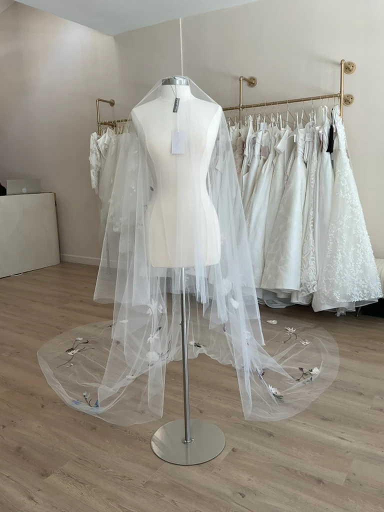 Monique Lhuillier - Liliana Veil (Cathedral) - Image 4
