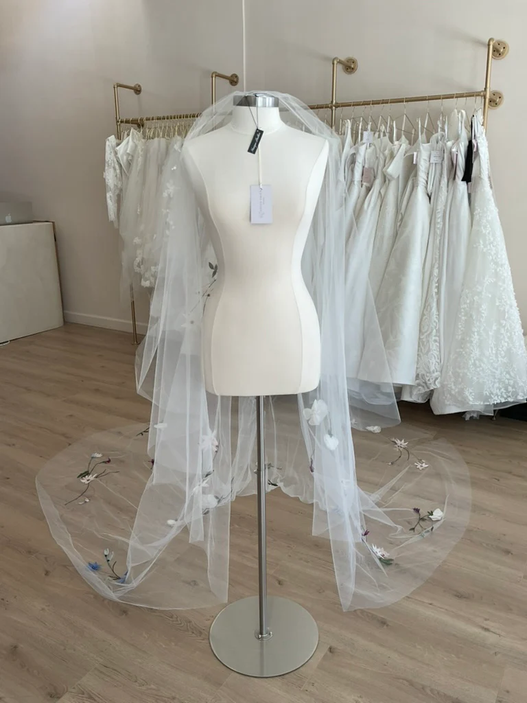 Monique Lhuillier - Liliana Veil (Cathedral) - Image 5